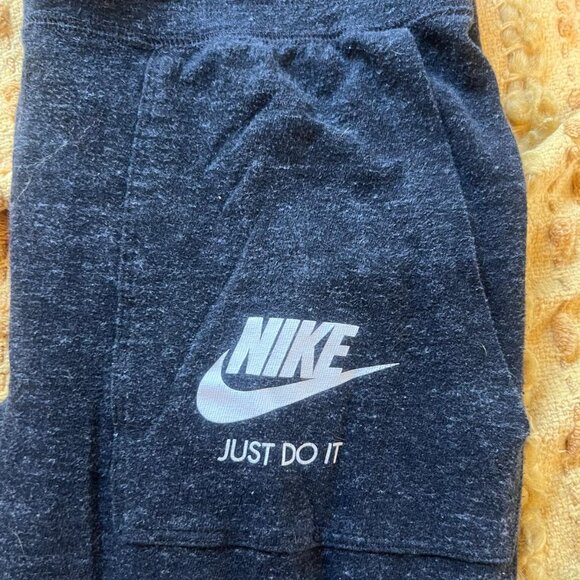 Nike Women’s Capri Joggers, Dark Gray, Size Medium - Picture 4 of 4